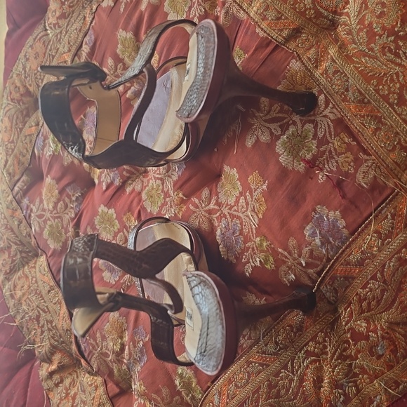 Manolo Blahnik Brown Croc Embossed Heels - Picture 3 of 7